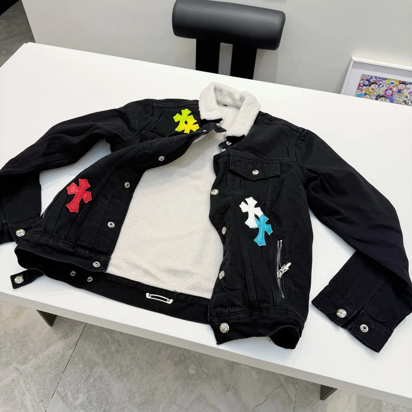 P370 model number: D418 Chrome Hearts vintage style sherpa denim jacket SIZE#SMLXL Size reference# S shoulder width 46 length 65 bust 112 M shoulder width 48 length 67 bust 116 L shoulder width 50 length 68.5 bust 120 XL shoulder width 52 length 69.5 bust 127